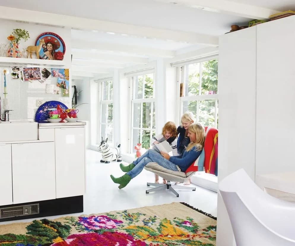 Jak dobrać dywan do salonu według zasad projektowania wnętrz i stylistów