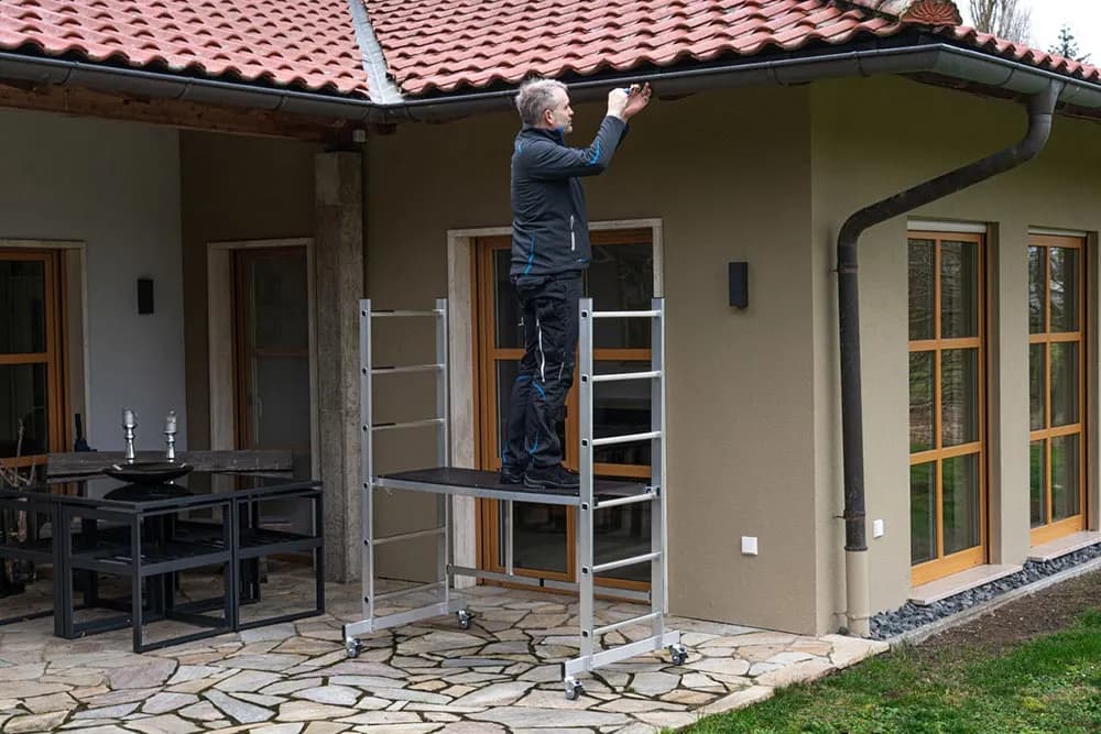 Odgromienie rusztowania - jak uniknąć niebezpieczeństw na budowie