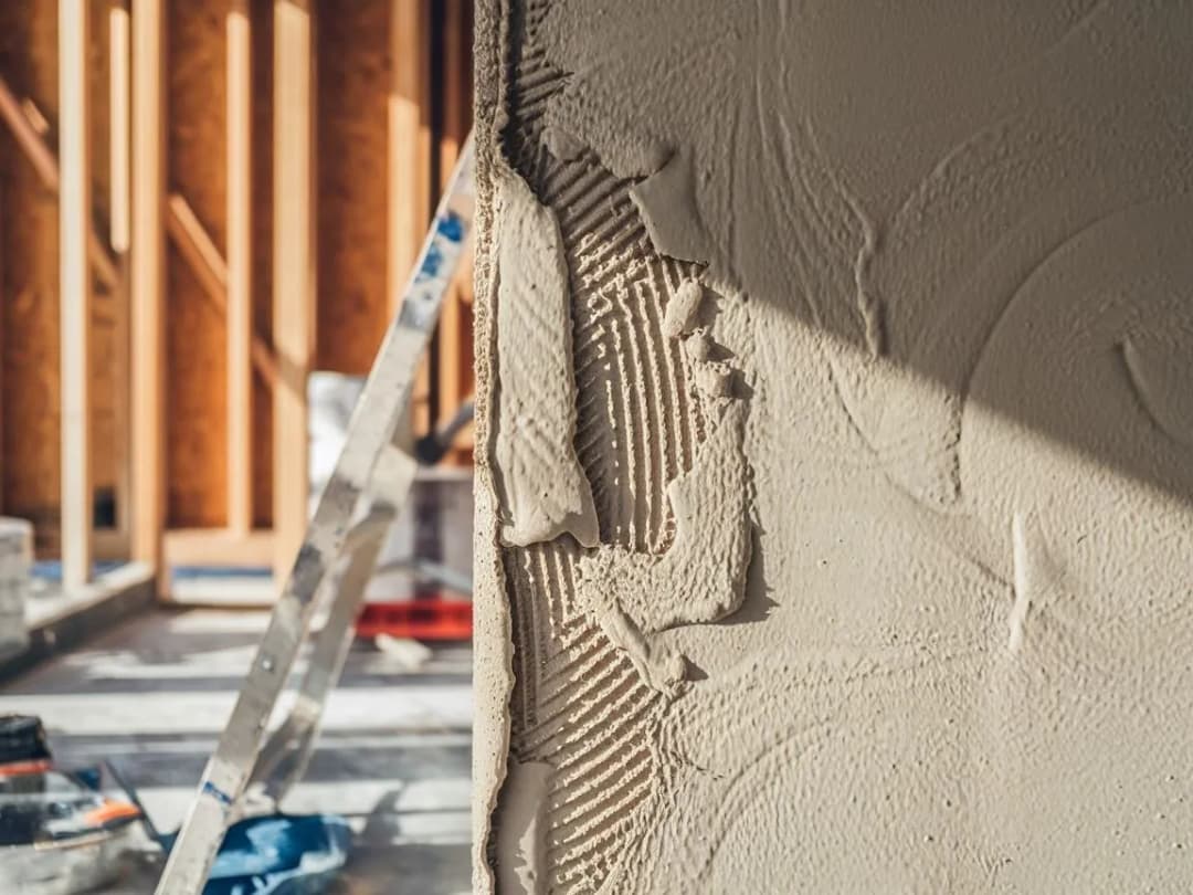 Ile schnie tynk gipsowy: kompletny harmonogram prac wykończeniowych