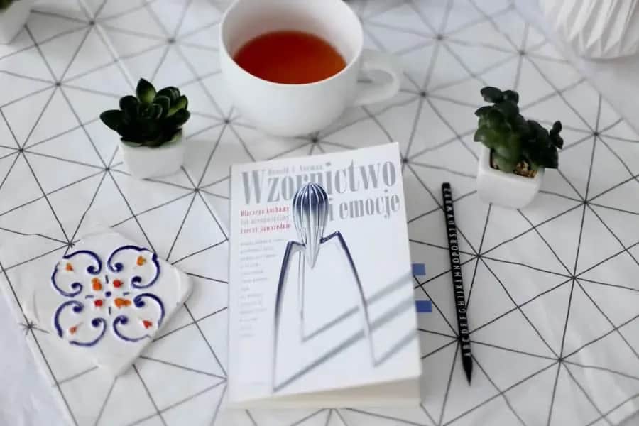 Jak położyć tapetę na krzywej ścianie bez błędów i frustracji