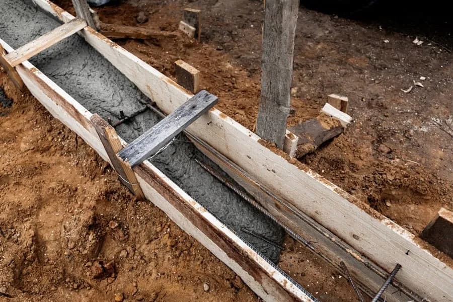 Jaki fundament pod ogrodzenie wybrać, aby uniknąć problemów?