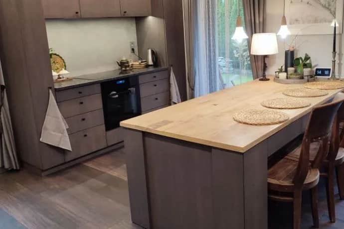 Brązowa kuchnia jaki kolor ścian – idealne odcienie, które rozjaśnią wnętrze