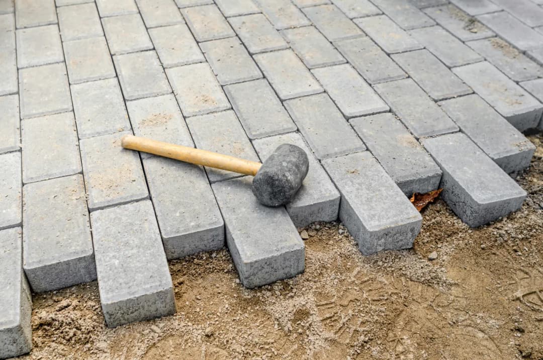 Jakie obrzeża do kostki brukowej wybrać, aby uniknąć błędów?