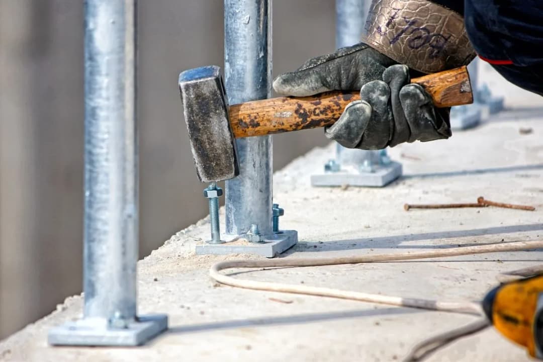 Jak mocować kotwy stalowe, aby zapewnić maksymalne bezpieczeństwo konstrukcji