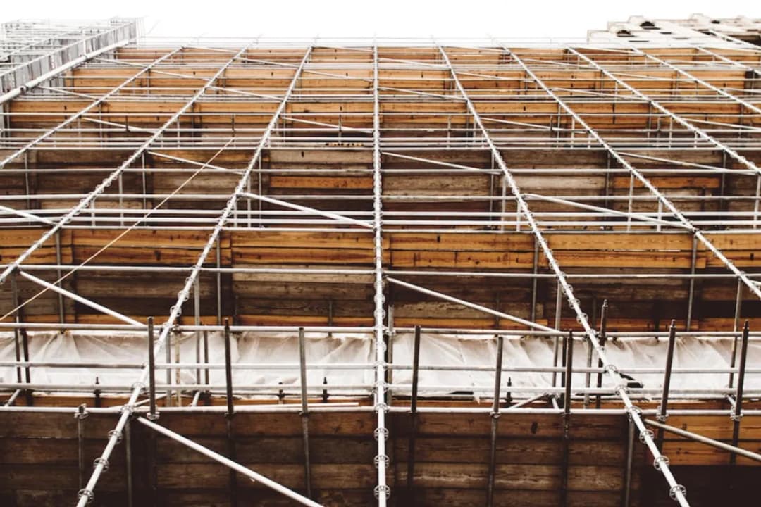 Uprawnienia i wymagania dotyczące osób montujących rusztowania - Ważne zasady