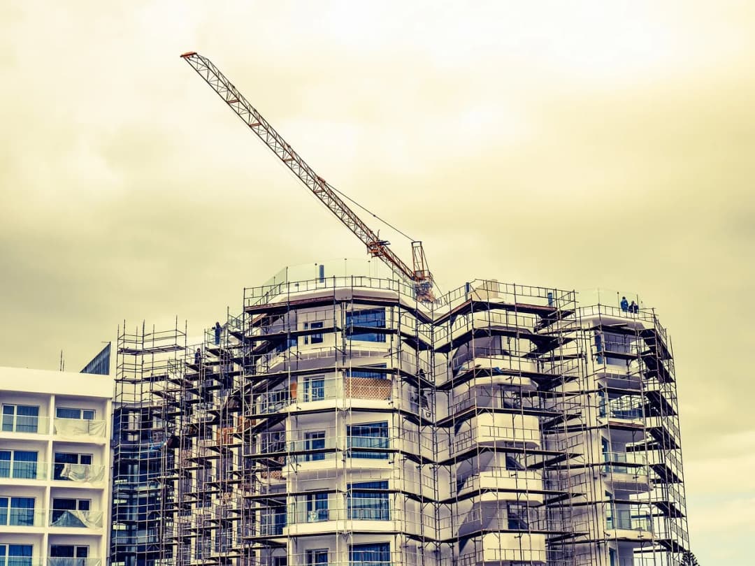 Jakie dokumenty i jaka wiedza są wymagane przed egzaminem na uprawnienia budowlane?