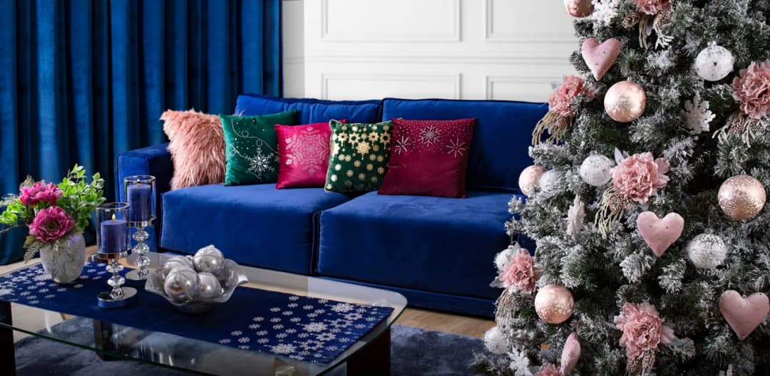 Świąteczne dekoracje salonu: 12 najlepszych pomysłów na magiczny wystrój