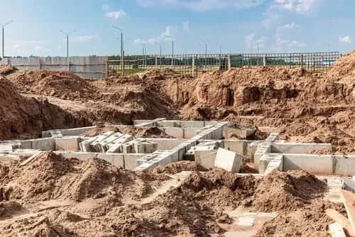 Czym zasypać fundamenty z zewnątrz, aby uniknąć problemów z wilgocią?