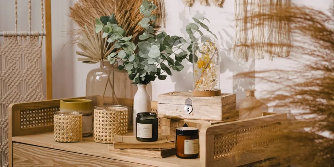 Najlepsze pomysły co na komodę do salonu: inspirujące aranżacje i dodatki