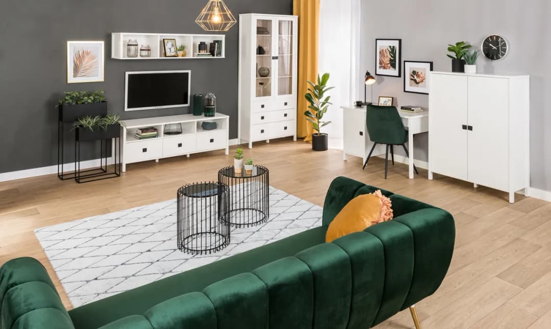 Jak kreatywnie urządzić przestrzeń nad telewizorem w salonie - 8 pomysłów