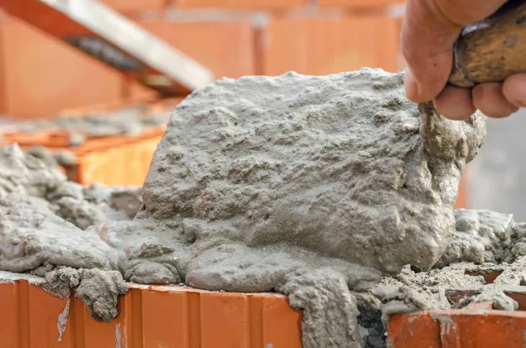 Jak zrobić trwałą zaprawę do murowania kamienia - praktyczny poradnik