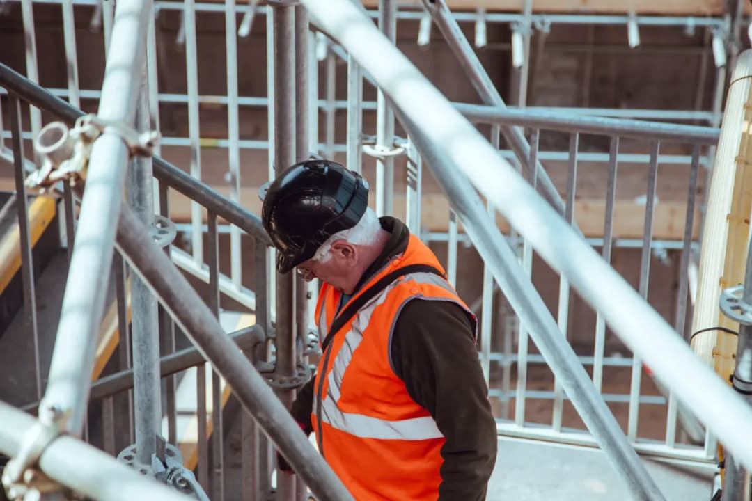 Jak złożyć rusztowanie aluminiowe? Unikaj niebezpiecznych błędów podczas montażu krok po kroku