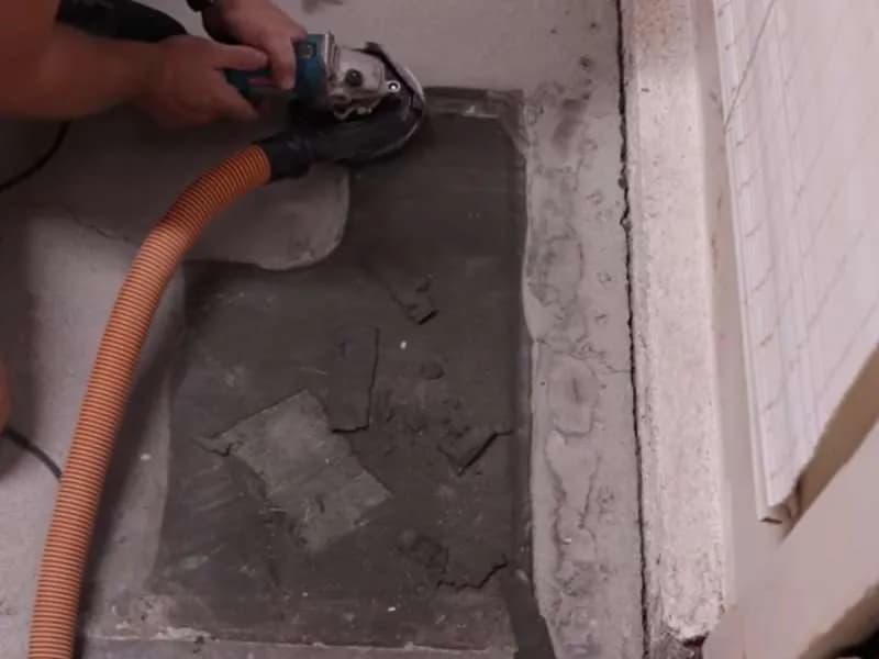 Skuteczne sposoby na usunięcie zaschniętej zaprawy klejowej z płytek w domu