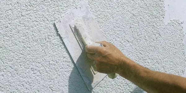 Jak położyć tynk dekoracyjny samodzielnie: 5 prostych kroków dla każdego