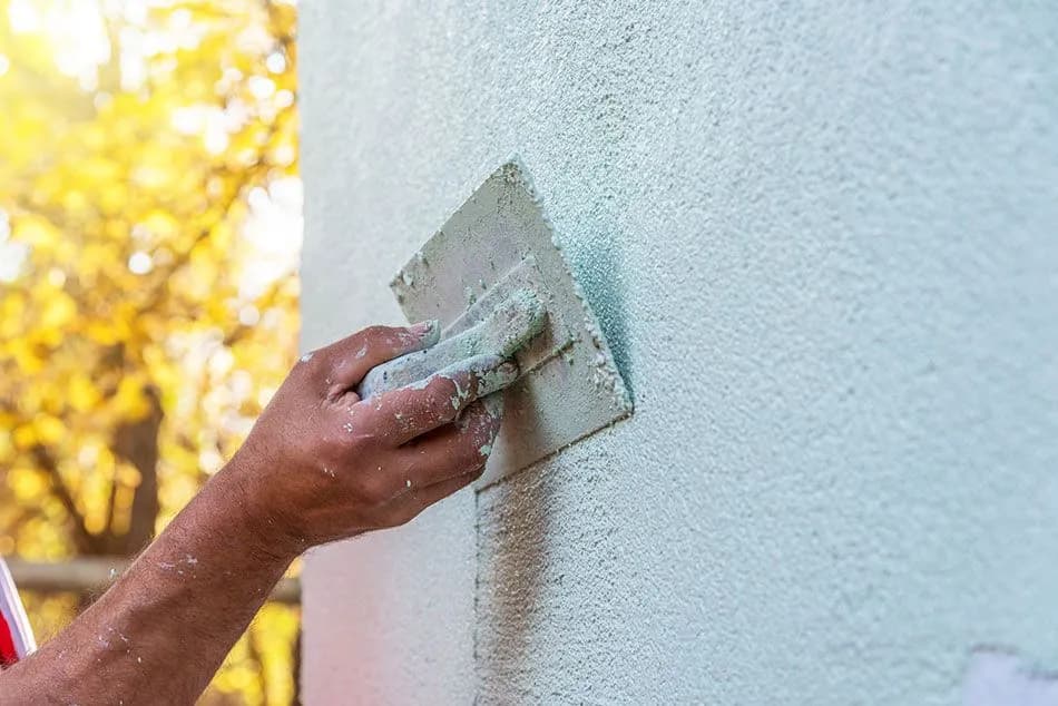 Jak załatać dziurę w tynku zewnętrznym i uniknąć kosztownych napraw