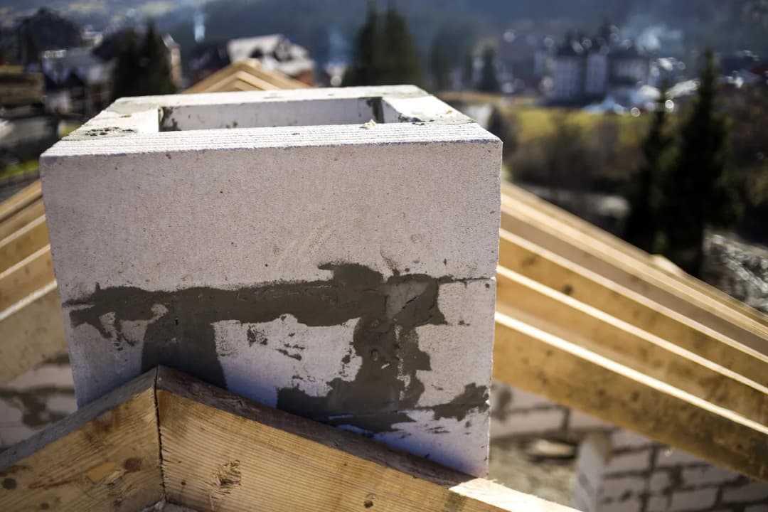 Zaprawa czy klej do komina systemowego: co jest lepszym wyborem