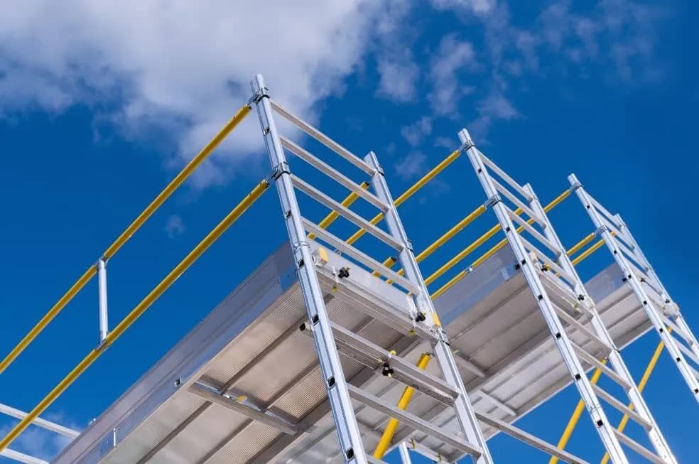 Jakie rusztowanie kupić na budowę: Praktyczny poradnik wyboru 2025